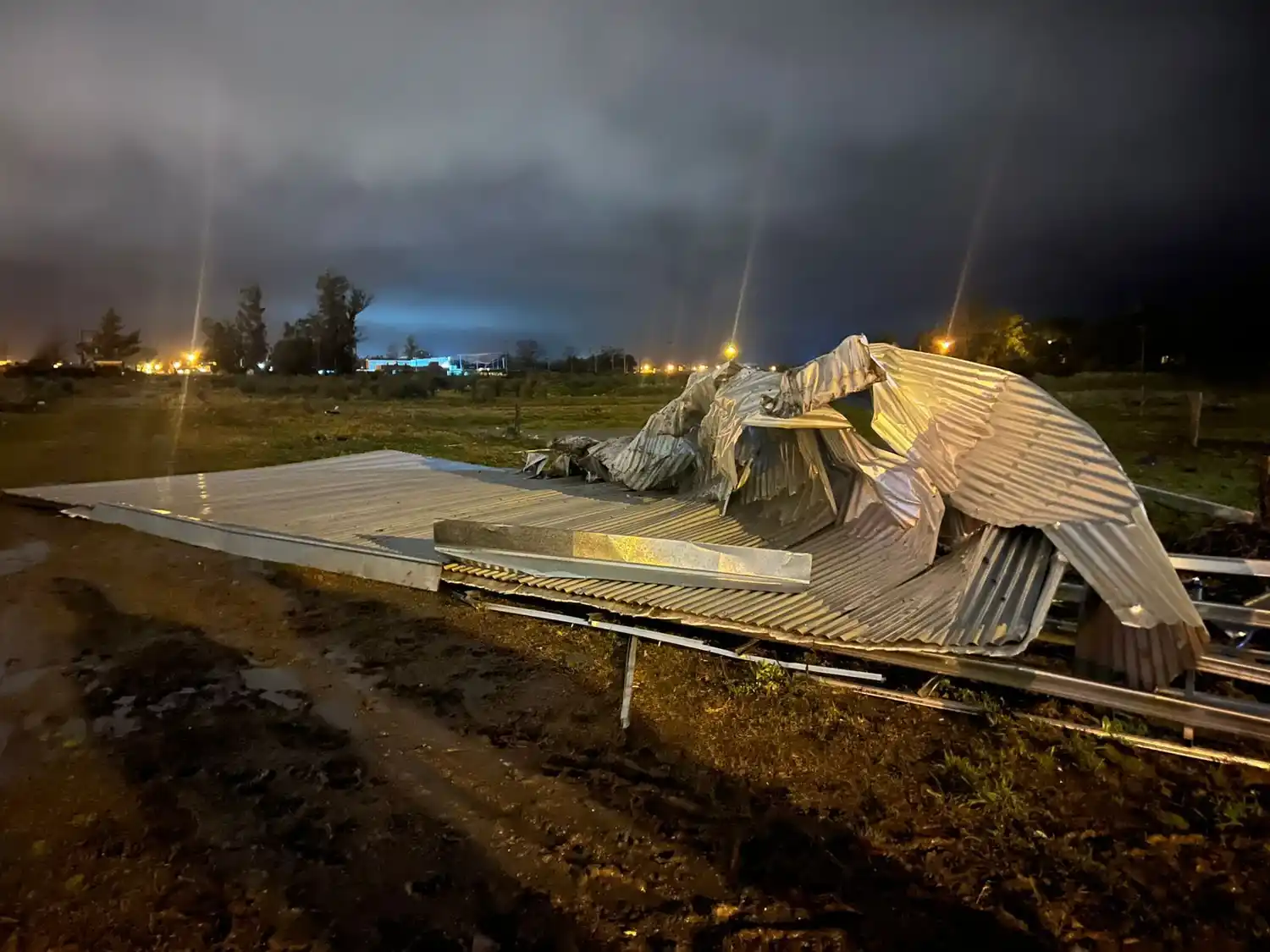 Voladura de techo en 35, entre 46 y 48. En este caso la vivienda estaba deshabitada. Foto: Multimedios Balcarce