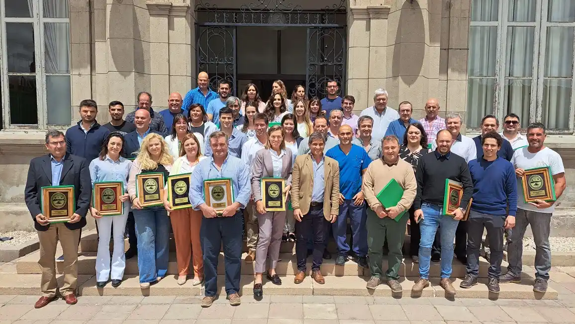 Un trabajador más. Fioramonti junto a los empleados municipales