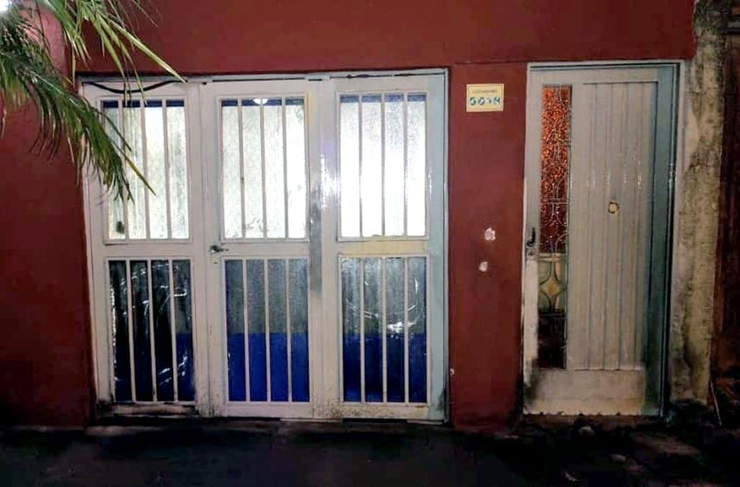 Le prendieron fuego la puerta y le dejaron una nota amenazante: “Plata o plomo”