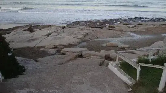 Hallan asesinada a una joven de 24 años en una playa del sur: hay dos detenidos