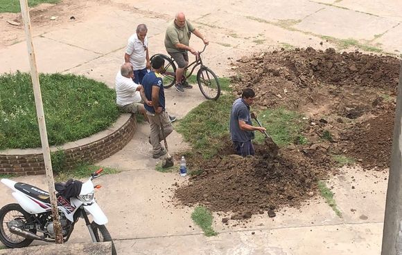 FONAVI: están sin agua hace 20 días y no pueden encontrar el plano de los caños