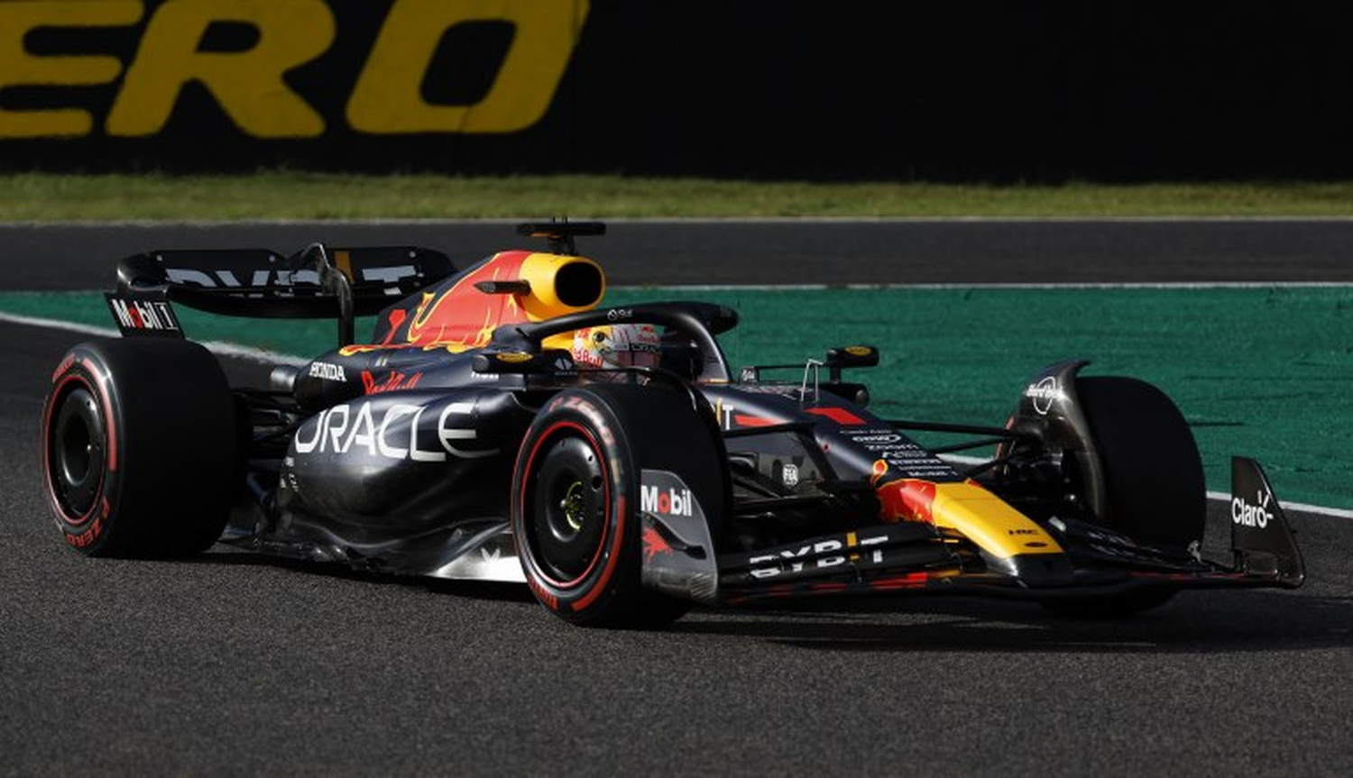 El piloto neerlandés Max Verstappen de Red Bull en acción durante la clasificación del Gran Premio de Japón