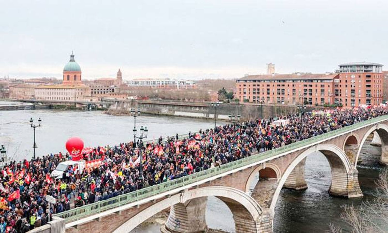 Nueva jornada de protesta contra la reforma jubilatoria   de Macron paralizó a Francia