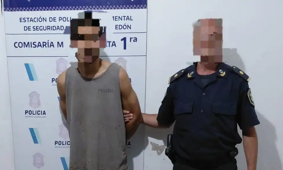 El individuo fue observado cuando forzó el vidrio lateral de una camioneta utilitaria estacionada en Jujuy 2100.