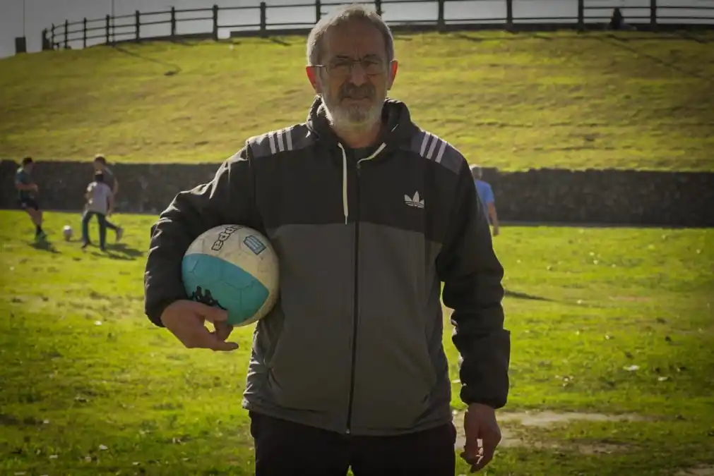 Desde los 15 años Luis entrena/educa a chicos que juegan al fútbol