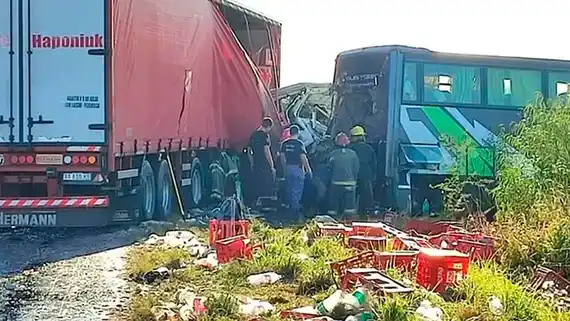 Ruta 11: choque entre un camión y un colectivo dejó tres muertos
