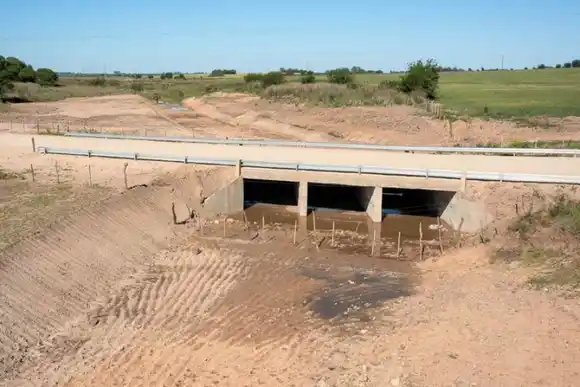 El gobierno provincial firmó un nuevo convenio para la realización de obras hídricas en Hugentobler y Tacural