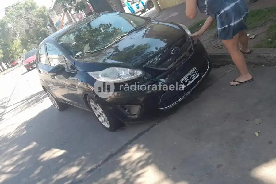 Accidente entre auto y moto: afortunadamente no hubo lesionados graves