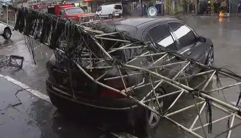 Por la lluvia cayó el arco de entrada en pleno centro de Ramos Mejía