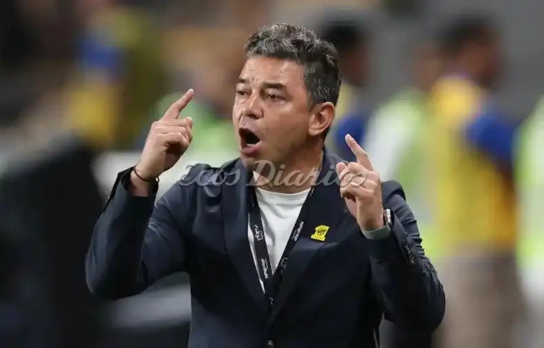 Marcelo Gallardo dando indicaciones en el partido