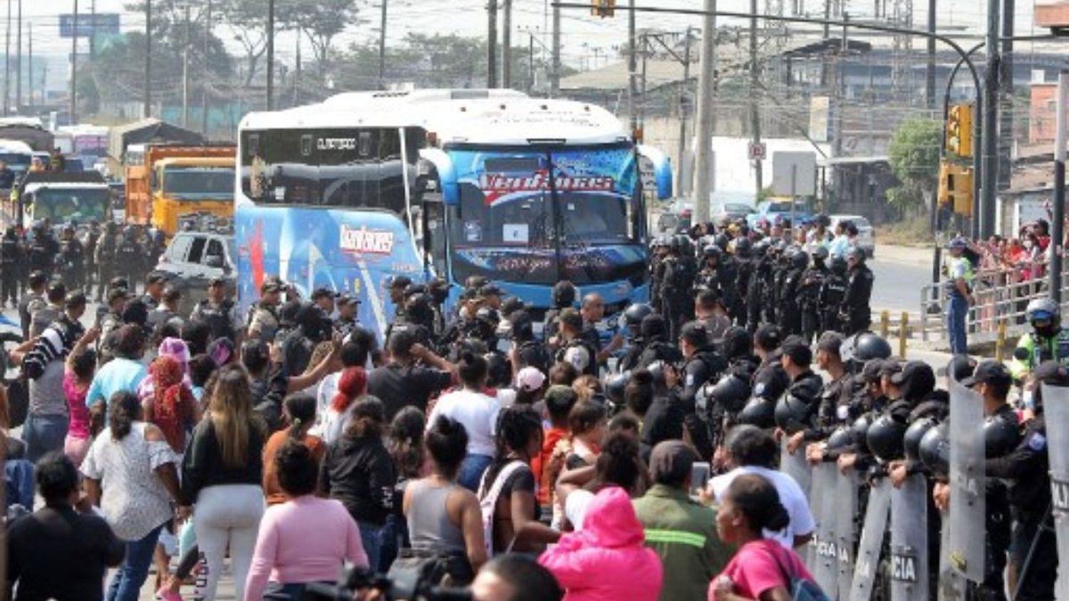 GUERRA DE NARCOS en Ecuador deja 5 policías muertos y una declaratoria de estado de excepción