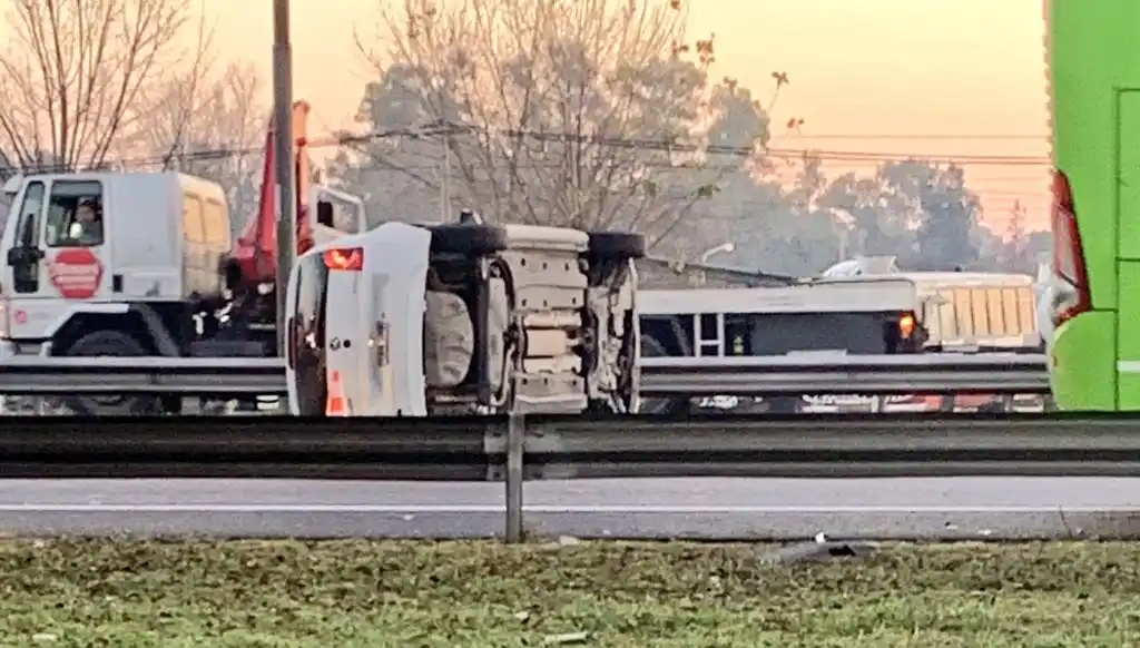 Dos autos volcaron tras un choque múltiple en la Panamericana