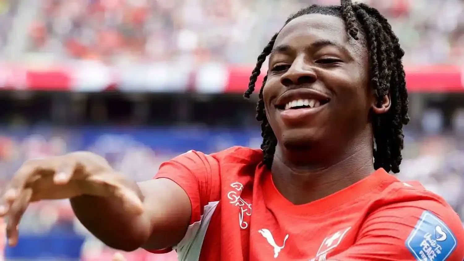 Manzambi llegó desde el banco y marcó dos goles para Suiza.