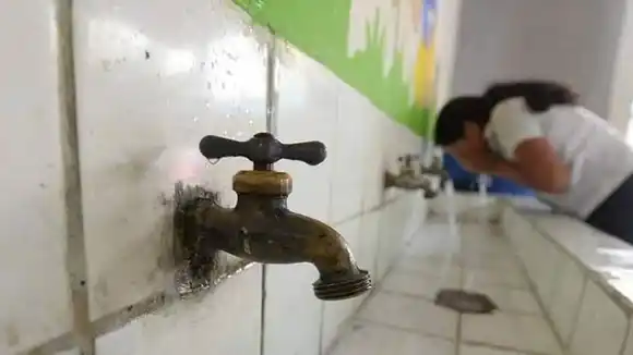 Educación recuerda cómo deben proceder las escuelas afectadas por el corte de agua