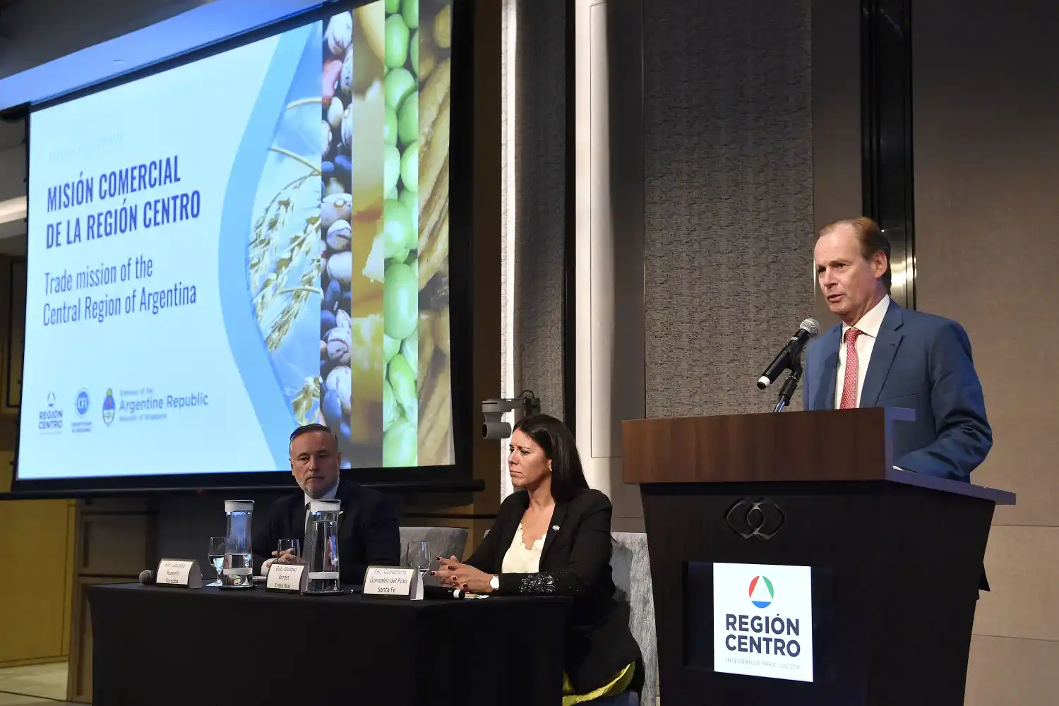 Bordet presentó a la Región Centro ante cámaras empresariales y autoridades políticas de Singapur