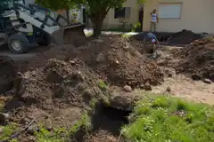 Trabajan en la conexión domiciliaria de agua y cloacas