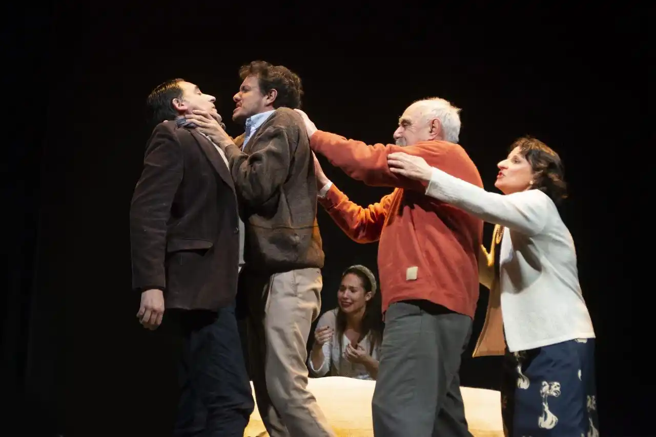 Escena desopilante de "El loco y la camisa".