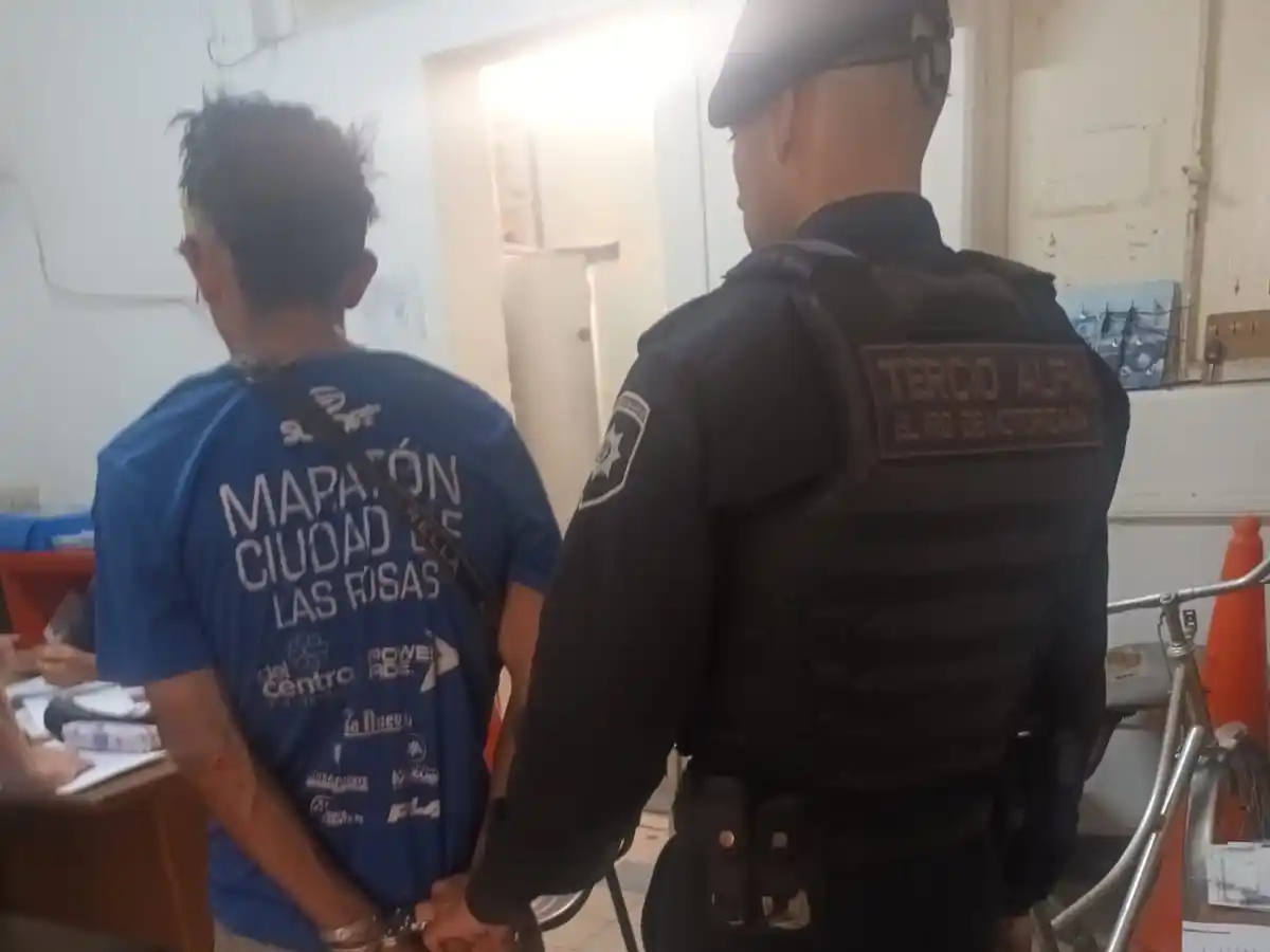 Detuvieron a un hombre que trató de robar objetos de la sede de Correo Argentino cerca del Monumento a la Bandera.