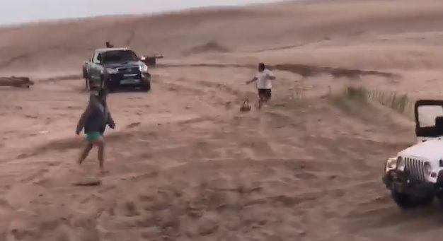 Locura en Villa Gesell: Un conductor "descontrolado" amenazó con atropellar a personas en una playa