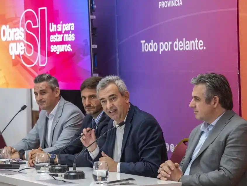 El intendente Pablo Javkin y el gobernador Maximiliano Pullaro en la apertura de sobres de la licitación para la Estación Policial Rosario Centro.