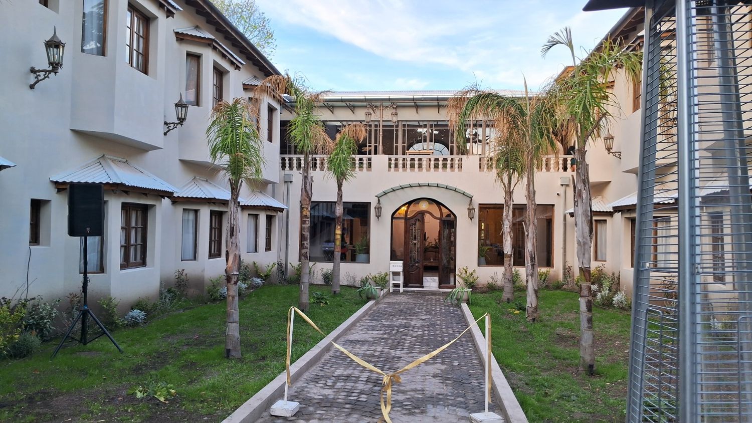 El casco de la Estancia está ubicado en medio del bosque y cuenta con 16 habitaciones repletas de confort