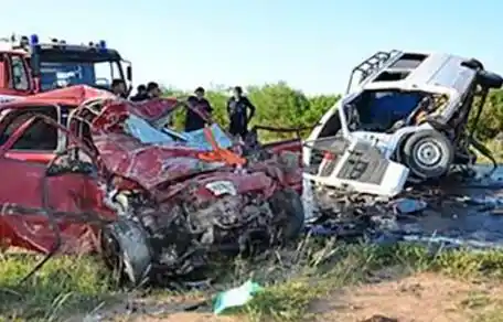 Choque frontal de una combi con un auto dejó seis muertos en Santiago del Estero