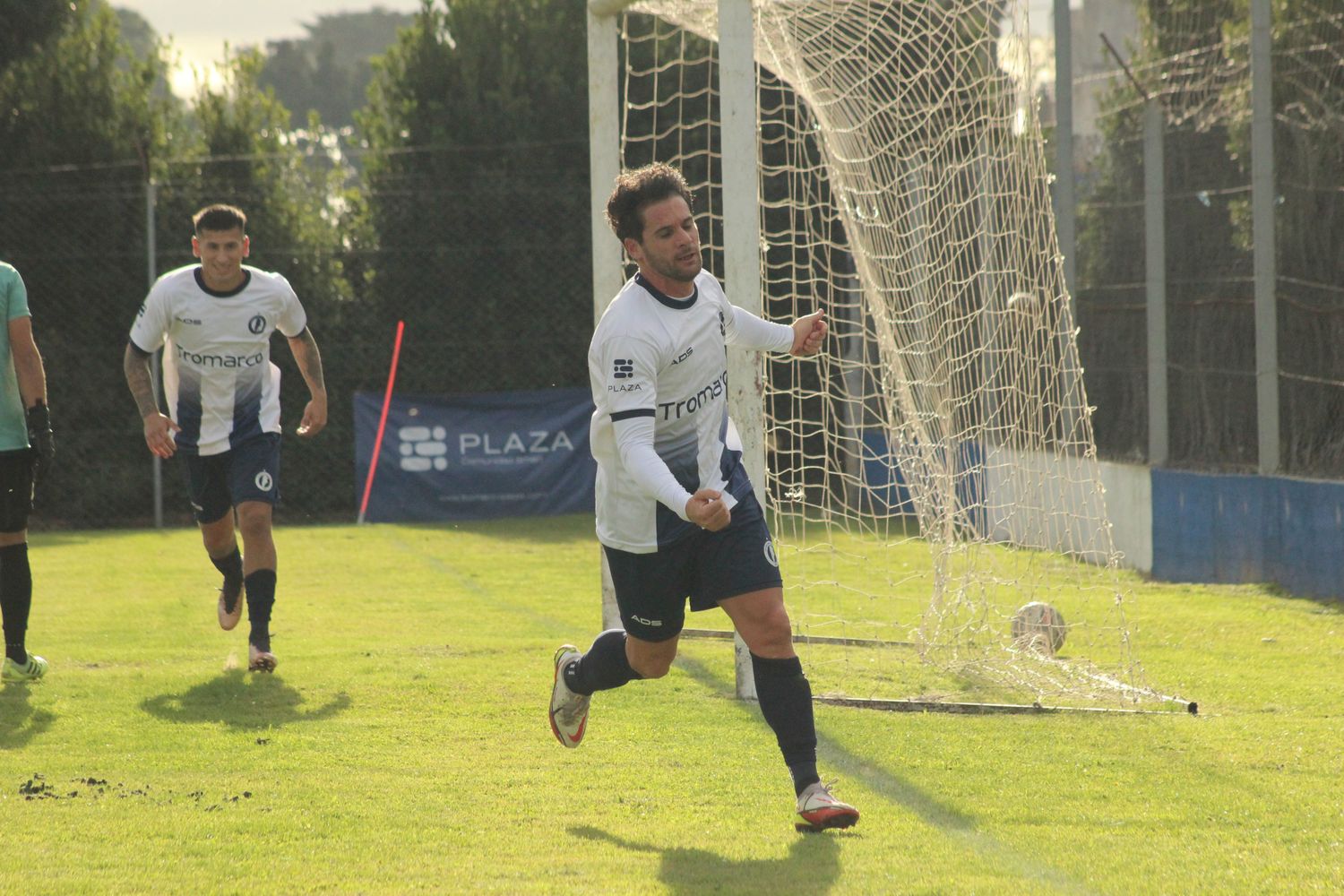 Argentinos del Sud volvió a ganar y quedó cerca de la clasificación.