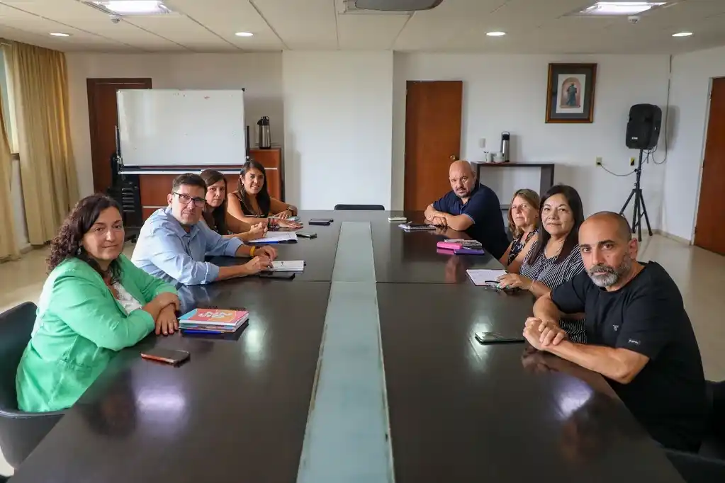 El ministro Goity recibió a gremios docentes