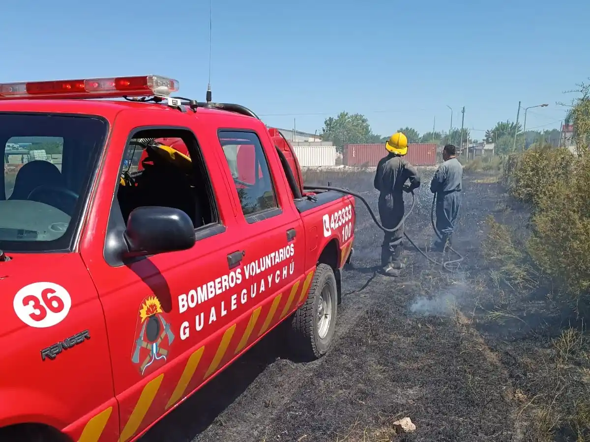 Dos incendios en terrenos baldíos movilizaron a los Bomberos Voluntarios casi en simultáneo