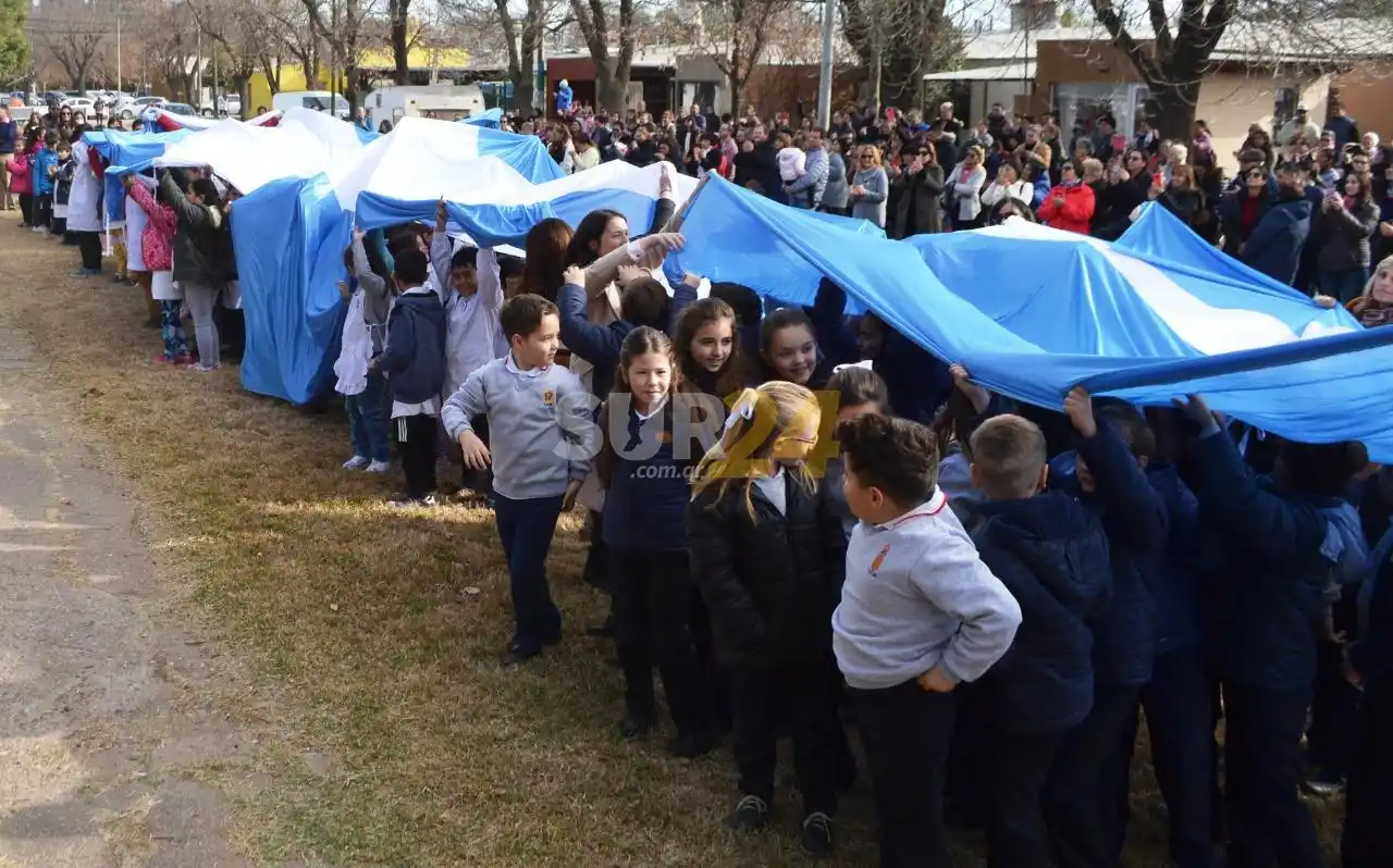 Decenas de niños firmatenses prometiron lealtad a la Bandera Nacional     