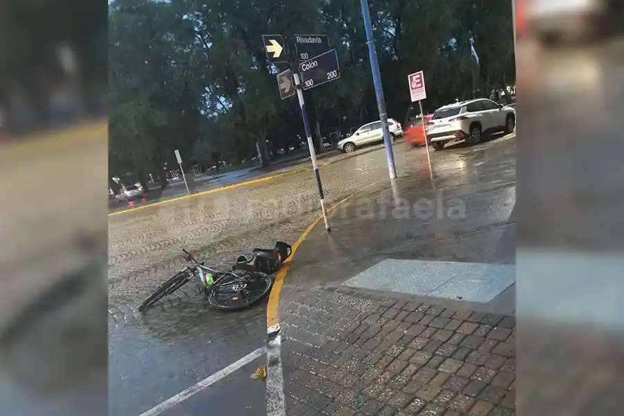 Mañana lluviosa y accidentada: una ciclista hospitalizada tras un accidente 