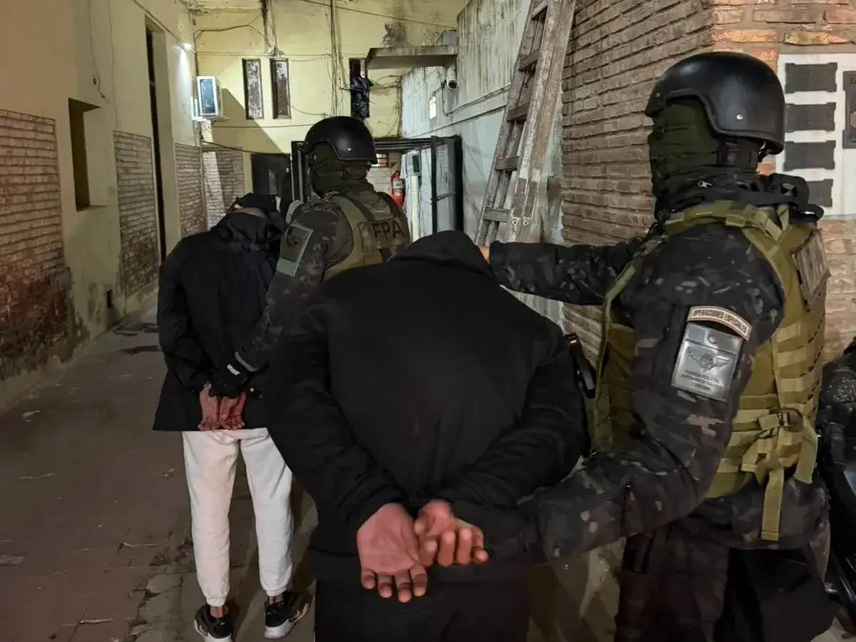 Fueron detenidas tres personas en barrio Roque Sáenz Peña.