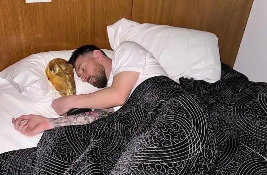 Un despertar soñado: Messi publicó una imagen en la cama con la Copa del Mundo