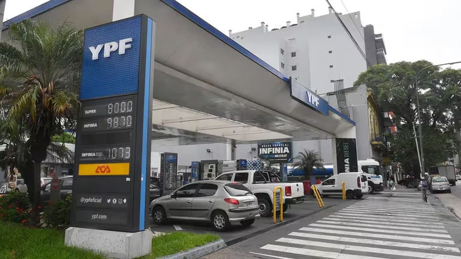 YPF señaló que falta al menos un aumento del 10 % en sus combustibles