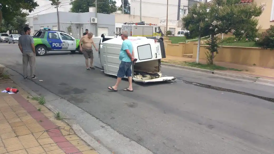 Espectacular vuelco de una Fiorino en San Martín y Roca 