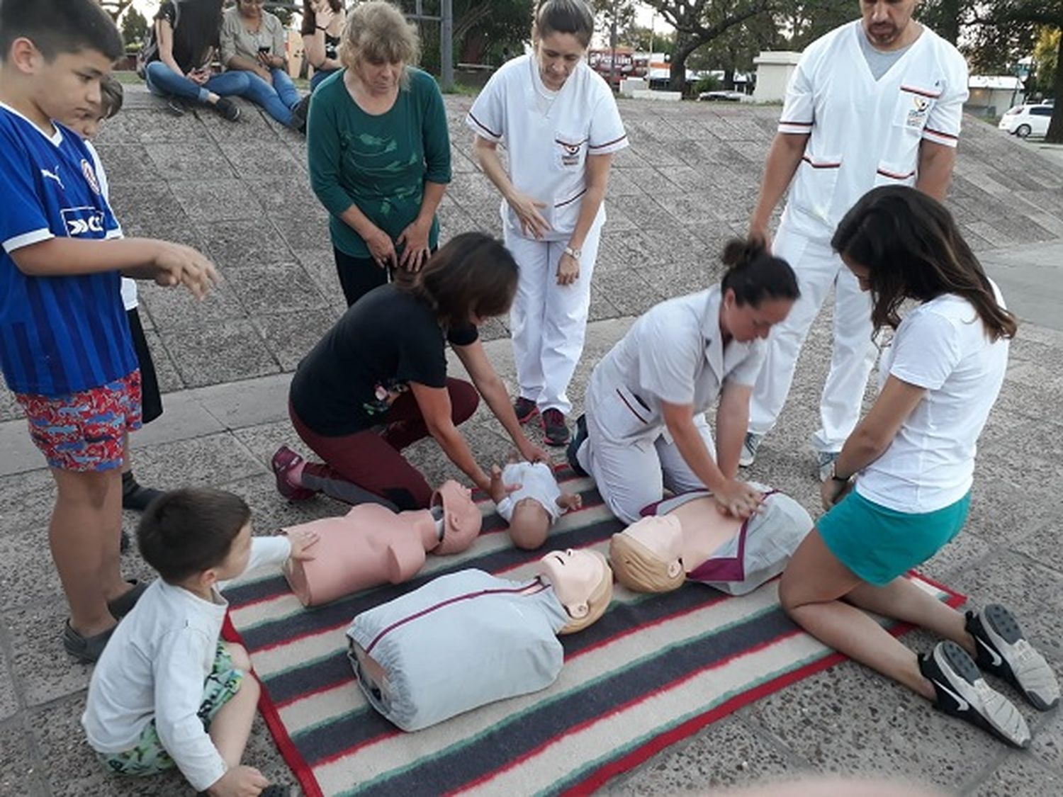 Casi 500 personas aprendieron RCP en la costanera