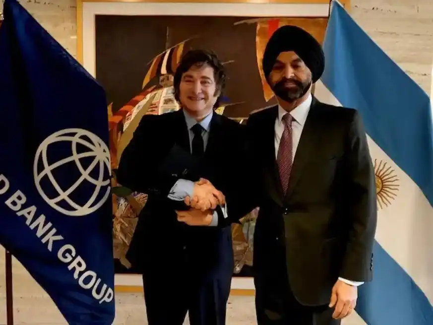 El presidente argentino, Javier Milei, junto al presidente del Banco Mundial, Ajay Banga. Foto: Archivo / Presidencia.