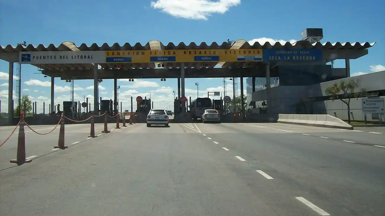 Continúan los trabajos de bacheo en el Puente Rosario–Victoria y comienza la restauración de la rotonda de acceso