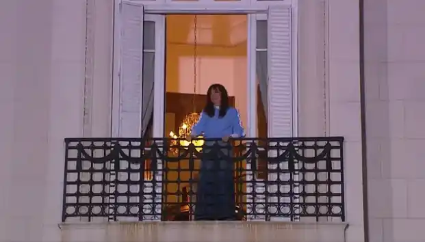 La expresidenta salió a su balcón a saludar a la militancia. Foto: Agencia NA / Captura pantalla