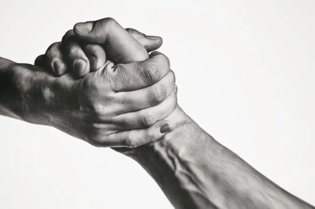 La fuerza de agarre en los hombres está asociada a su salud mental