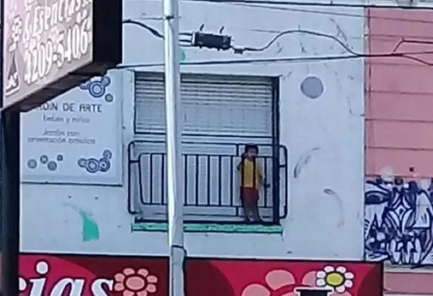 Un nene estuvo encerrado en el balcón de un jardín de infantes de Avellaneda