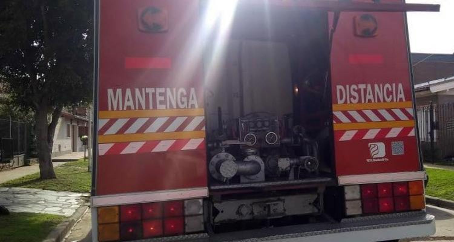 Bomberos Voluntarios sofocaron un incendio en un auto y parte de una casa
