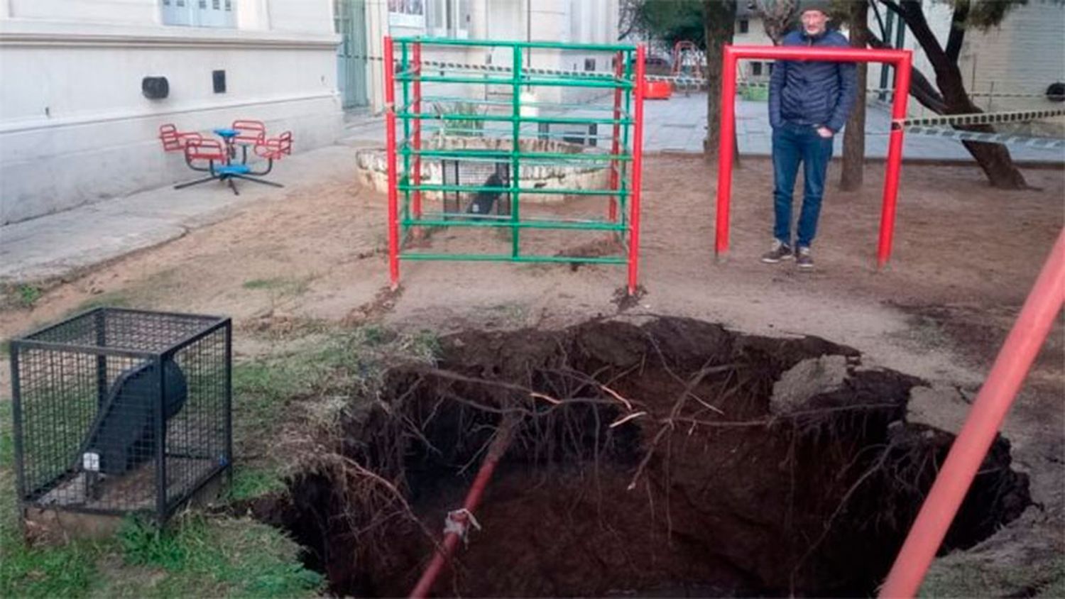 Se conoció el origen del gran pozo que se formó en el patio de una escuela