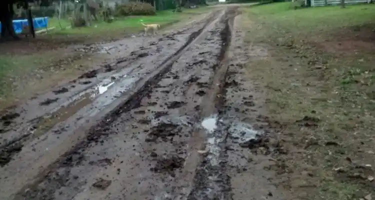 Quejas de los vecinos de Vuelta de Obligado por el estado de las calles