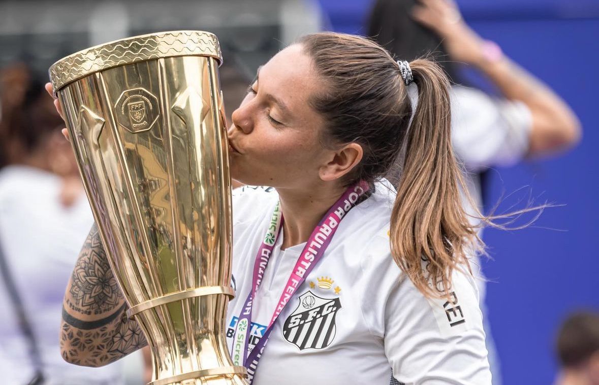 La marplatense Menéndez besando la copa