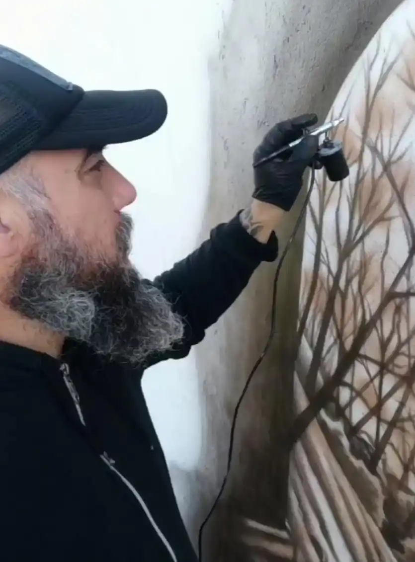 persona pintando un mural