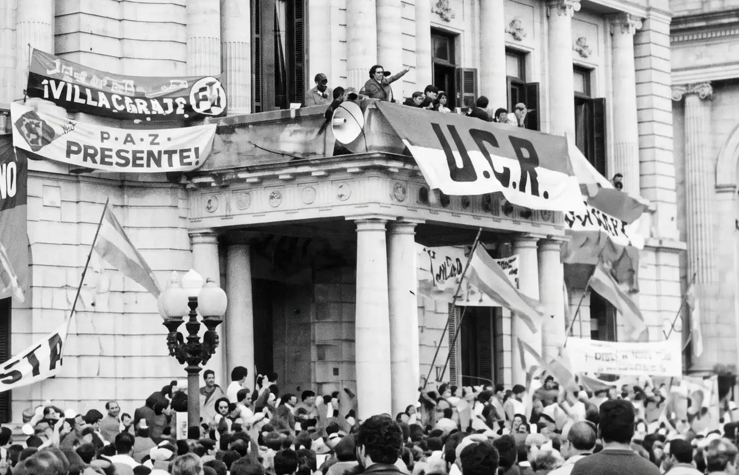 Esta foto, tomada frente al Palacio Municipal, traduce la enfervorizada manifestación ciudadana pugnando por la vuelta a la normalidad.