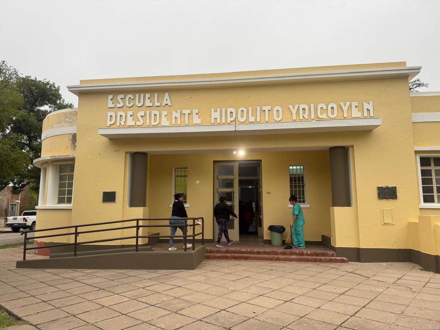 A través del Fodemeep, el municipio realizó tareas de pintura en el exterior e interior de la Escuela Yirigoyen