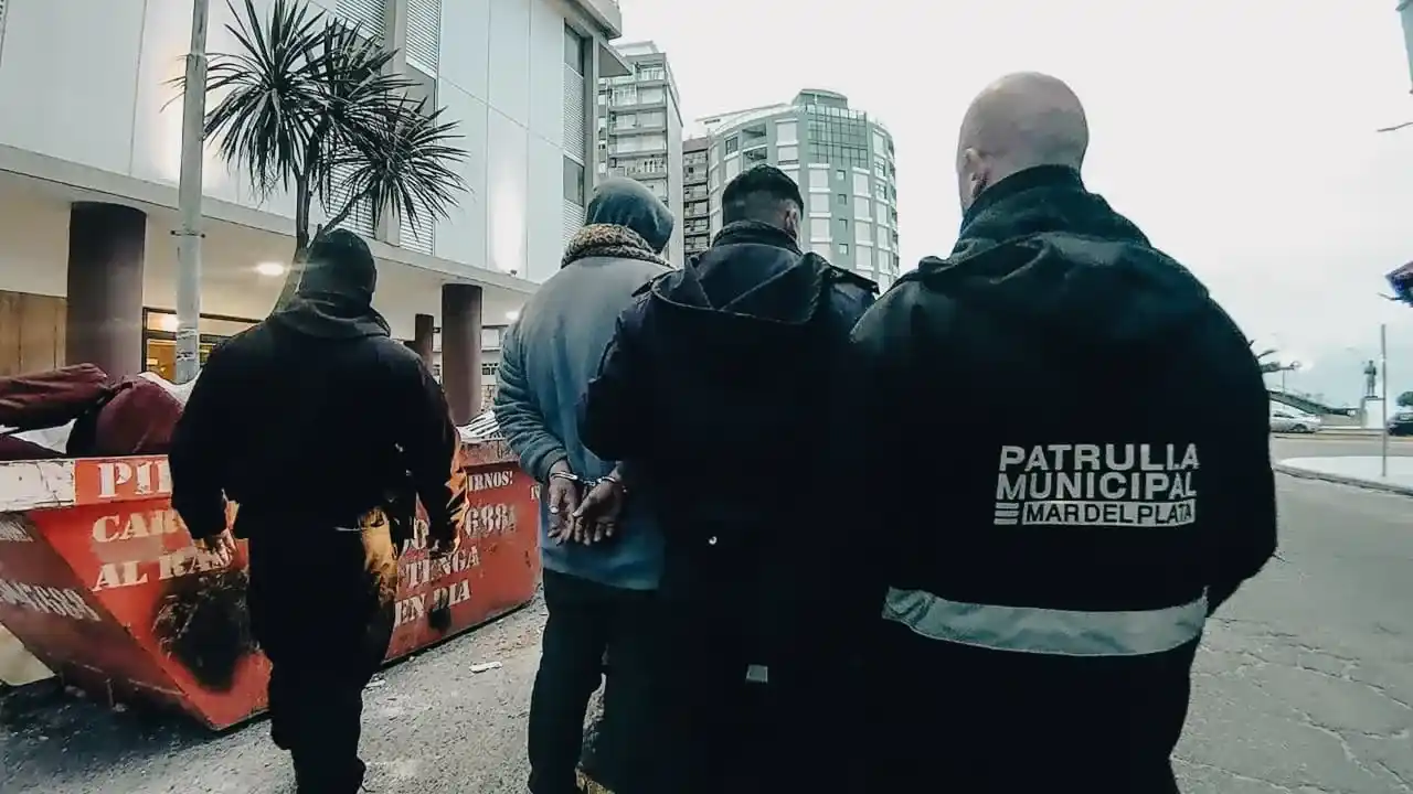 Aprehendieron a un hombre tras dañar un móvil municipal durante un operativo en el centro