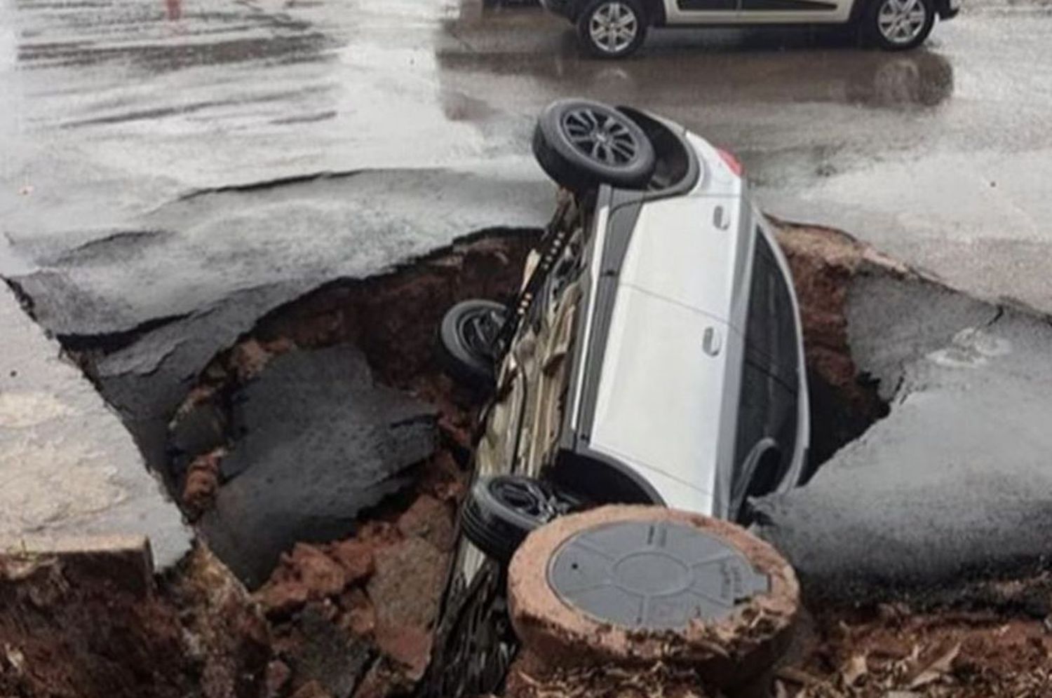 Socavón tragó un auto